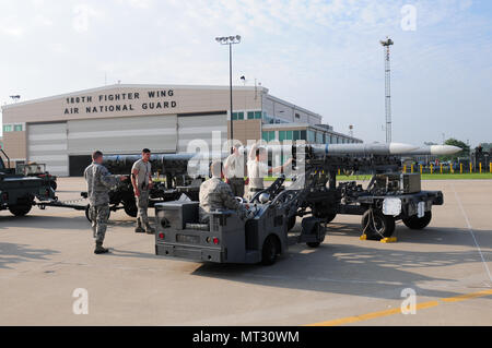 Flieger vorbereiten Raketen auf F-16 Fighting Falcons auf der Flightline Juni 14, 2017 180 Der Ohio Air National Guard Fighter Wing in Swanton, Ohio zu platzieren. Mitglieder der 180 FW bieten Schutz der Heimat, effektive Kampfkraft und National Guard der zivilen Behörden. (U.S. Air National Guard Foto von Airman Hoffnung Geiger) Stockfoto