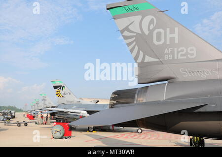 F-16 Fighting Falcons sind auf der Flightline 14. Juni geparkt, 2017 180 Der Ohio Air National Guard Fighter Wing in Swanton, Ohio. Die F-16 ist ein kompakter, multi-role Fighter Aircraft, die sehr wendig ist und hat sich bewährt in der Luft-zu-Luft bekämpfen und Luft-zu-Oberfläche angreifen. (U.S. Air National Guard Foto von Airman Hoffnung Geiger) Stockfoto