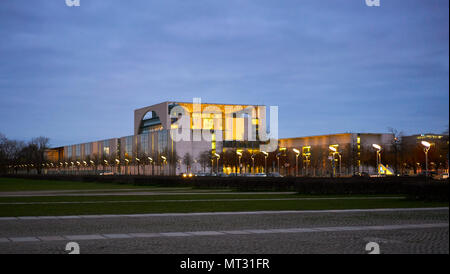 Berlin, Deutschland - 3. April 2017: Bundeskanzleramt in Berlin bei Nacht Stockfoto