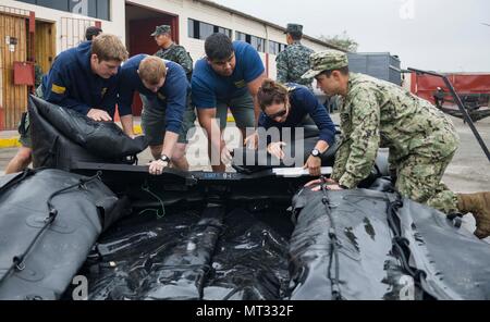 170724-N-GP 524-0048 CALLAO, Peru (24. Juli 2017) Segler auf Mobile Tauchen Bergung Einheit 1 Brechen eine starre Hülle Schlauchboot während UNITAS 2017 zugeordnet. UNITAS ist eine jährliche, multinationale Übung, die auf die Stärkung unserer bestehenden regionalen Partnerschaften konzentriert und ermutigt zur Gründung neuer Beziehungen durch den Austausch von maritimen Mission - fokussiertes Wissen und Know-how bei multinationalen Ausbildungsmaßnahmen. (U.S. Marine Foto von Mass Communication Specialist 2. Klasse Bill Dodge/Freigegeben) Stockfoto