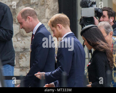 Seine königliche Hoheit Prinz William, SKH Prinz Harry, Meghan Markle ankommen am Westminster Abbey für den Service des Gedenkens und Thanksgiving am Anzac Day. Mit: Seine Königliche Hoheit Prinz William, SKH Prinz Harry, Ms Meghan Markle Wo: London, England, Vereinigtes Königreich, wenn: 25 Apr 2018 Credit: Wheatley/WANN Stockfoto