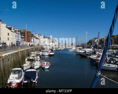 Blick auf leisurecraft in Douglas Marina, die Hauptstadt der Insel Man auf der schönen Tag günstig Wetter clear blue sky Stockfoto