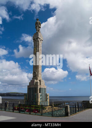 Kriegerdenkmal auf Harris Promenade Toten der beiden Weltkriege Douglas Isle of Man gegen den blauen Himmel ab zu Stockfoto