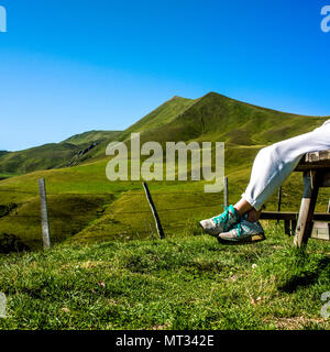 Wanderer auf einer Bank sitzend detail Beine, massiv Sancy, Auvergne, Frankreich, Europa Stockfoto