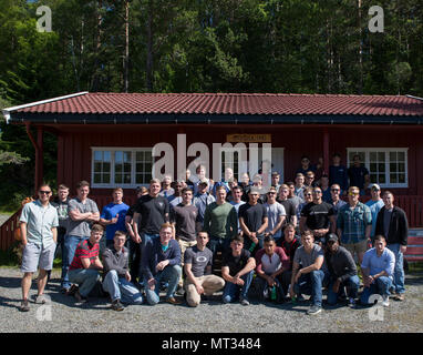 Us-Marines mit Marine Drehkraft Europa 17.1 posieren für ein Gruppenfoto während einer Tour von hegra Festung in der Nähe von Stjørdal, Norwegen, 20. Juli 2017. Die Marines ging der Gegend und nahmen an geführten Diskussionen über die Festung Geschichte ein weiteres Verständnis von defensiven Taktik zu gewinnen. 1940 die deutschen Truppen angegriffen Die 250 Norwegische freiwillige Soldaten auf der Festung, die sich mit leichten Waffen, Maschinengewehre gekämpft, und Artillerie. (U.S. Marine Corps Foto von Cpl. Emily Dorumsgaard) Stockfoto