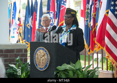 Kentucky Leutnant govenor Jenean Hampton Adresse eine Masse mit Veteranen während der Eröffnung des Radcliff Vet Center in Fort Knox, Kentucky gefüllt. (US Army Foto von Charles Leffler) Stockfoto