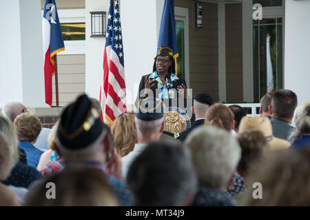 Kentucky Leutnant govenor Jenean Hampton Adresse eine Masse mit Veteranen während der Eröffnung des Radcliff Vet Center in Fort Knox, Kentucky gefüllt. (US Army Foto von Charles Leffler) Stockfoto