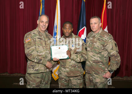 Us-Armee Gen. Gus Perna und Command Sgt. Maj. Rodger Mansker, Commander und Command Sergeant Major für das Army Material Command, präsentieren die Army Achievement Medal zu Sgt. Luther Witherspoon für Läufer oben als Soldat während der 2017 Armee Materiel Kommando der besten Krieger Wettbewerb Juli 21, 2017, an der Redstone Arsenal, Alabama. (U.S. Armee Foto von Sgt. 1. Klasse Teddy Furt) Stockfoto