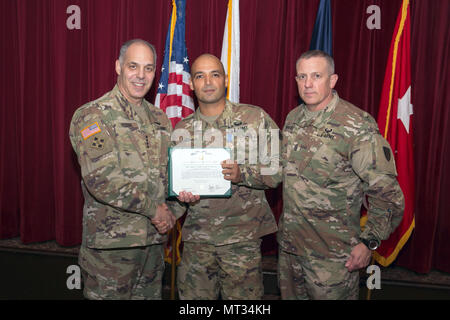 Us-Armee Gen. Gus Perna und Command Sgt. Maj. Rodger Mansker, Commander und Command Sergeant Major für das Army Material Command, präsentiert die Army Achievement Medal zu Sgt. Luis Cruz für Läufer oben Non-Commissioned Officer während der 2017 AMC's Best Krieger Wettbewerb Juli 21, 2017, an der Redstone Arsenal, Alabama. (U.S. Armee Foto von Sgt. 1. Klasse Teddy Furt) Stockfoto