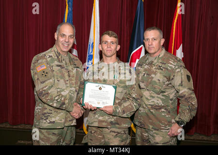 Us-Armee Gen. Gus Perna und Command Sgt. Maj. Rodger Mansker, Commander und Command Sergeant Major für das Army Material Command, Pfc gratulieren. Robert Nelson 21. Juli Gewinnen der AMC-Soldat des Jahres 2017 an ein preismittagessen bei Redstone Arsenal, Alabama. Roberts wird jetzt bei der Armee Ebene konkurrieren. Roberts erhielt die Army Commendation Medal für seine Leistung. (U.S. Armee Foto von Sgt. 1. Klasse Teddy Furt) Stockfoto