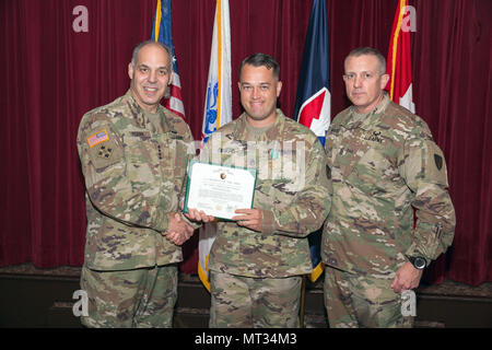 U.S. Army Material Command Gen. Gus Perna und Command Sgt. Maj. Rodger Mansker gratulieren Staff Sgt. Jared Casey 21. Juli für den AMC Beste nicht benannt - Offizier des Jahres an ein preismittagessen bei Redstone Arsenal, Alabama. Er wird jetzt bei der Armee Ebene konkurrieren. Casey erhielt die Army Commendation Medal für seine Leistung. (U.S. Armee Foto von Sgt. 1. Klasse Teddy Furt) Stockfoto