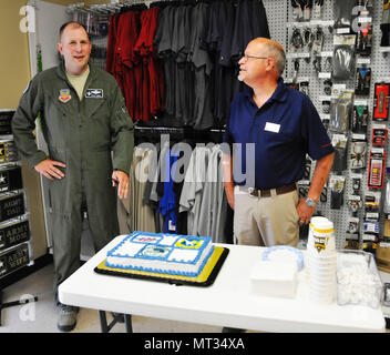 Die 122 Fighter Wing feierte die Armee und Air Exchange Service der 122. Geburtstag mit einer Feier in unserem lokalen AAFES Exchange shoppette Juli 25, 2017. Col Kyle Noel, 122 Vice Wing Commander, war an Hand unserer lokalen Store Manager eine Bescheinigung der Anerkennung als lokale Flieger genossen Kaffee und Kuchen zu präsentieren. (Us Air National Guard Foto von SSgt Rana Franklin/freigegeben) Stockfoto