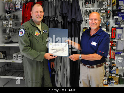 Die 122 Fighter Wing feierte die Armee und Air Exchange Service der 122. Geburtstag mit einer Feier in unserem lokalen AAFES Exchange shoppette Juli 25, 2017. Col Kyle Noel, 122 Vice Wing Commander, war an Hand unserer lokalen Store Manager eine Bescheinigung der Anerkennung als lokale Flieger genossen Kaffee und Kuchen zu präsentieren. (Us Air National Guard Foto von SSgt Rana Franklin/freigegeben) Stockfoto