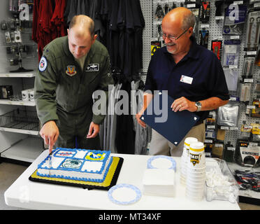 Die 122 Fighter Wing feierte die Armee und Air Exchange Service der 122. Geburtstag mit einer Feier in unserem lokalen AAFES Exchange shoppette Juli 25, 2017. Col Kyle Noel, 122 Vice Wing Commander, war an Hand unserer lokalen Store Manager eine Bescheinigung der Anerkennung als lokale Flieger genossen Kaffee und Kuchen zu präsentieren. (Us Air National Guard Foto von SSgt Rana Franklin/freigegeben) Stockfoto