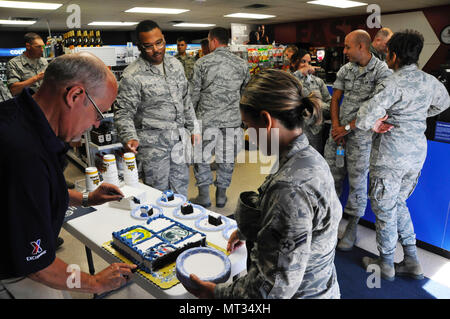 Die 122 Fighter Wing feierte die Armee und Air Exchange Service der 122. Geburtstag mit einer Feier in unserem lokalen AAFES Exchange shoppette Juli 25, 2017. Col Kyle Noel, 122 Vice Wing Commander, war an Hand unserer lokalen Store Manager eine Bescheinigung der Anerkennung als lokale Flieger genossen Kaffee und Kuchen zu präsentieren. (Us Air National Guard Foto von SSgt Rana Franklin/freigegeben) Stockfoto