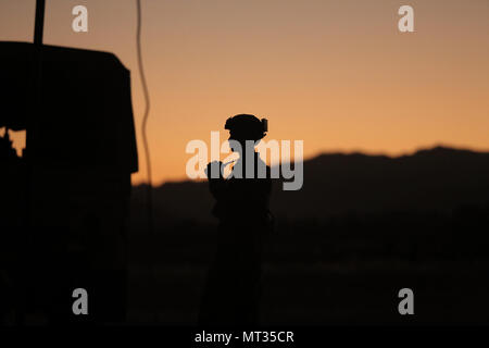 Staff Sgt. Shawn Allen, der 946 . Der Armee finden Transport Unternehmen, Uhren den Sonnenuntergang während des Kampfes Support Training Übung 91-17-03, 18. Juli 2017, Fort Hunter Liggett, Calif. ca. 5.000 Armee Finden und National Guard Kräfte in der Übung teilgenommen. Erste Armee über 65 Beobachter Trainer/Ausbilder ihre Armee finden Partner zu erweitern auf der 91 Abteilung Weiterbildung und im Training die Fähigsten, Kampf- und lebensgefährliche Federal Reserve tritt in der Geschichte der Nation unterstützen. (U.S. Armee Foto von Master Sgt. Anthony L. Taylor) Stockfoto