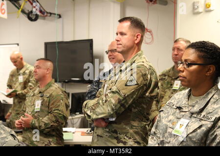 Oberst Jeffrey McCarter (Mitte rechts), Stellvertretender kommandierender Offizier für die globale Medic 2017, Joint Task Force (JTF-MED) operative Befehl Post und andere JTF-MED Mitarbeiter besteht aus 3 d Medical Command (Deployment Support) Soldaten, erhalten den Status Updates auf medizinische Operationen durch die 332 medizinische Brigade und 804Th Medical Brigade in der Combined Joint Bedienbereich im fiktiven Land der Atropia, bei Tag und Nacht Schichtwechsel Briefing in Shaw Air Force Base, S.C. Die globale Medic CSTX gleichzeitig an verschiedenen Standorten von Shaw Air Force Base gehalten wird Stockfoto