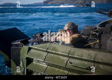 Staff Sgt. Jesse S. Stevenson, ein Angriff Amphibienfahrzeug Abschnitt Führer mit India Company, Bataillon Landung Team, 3rd Battalion, 5th Marines, sitzt auf einem AAV während der Wiederherstellung, die im Rahmen der Übung Talisman Sabre 17 vor der Küste von Süßwasser-Strand, Shoalwater Bay, Queensland, Australien, 22. Juli 2017. Stevenson ist ein Eingeborener von Eagle Point, Oregon. BLT 3/5, die Bodenkampf Element für die 31 Marine Expeditionary Unit, ist die Erkundung state-of-the-Art Konzepte und Technologien wie die engagierte Kraft für Sea Dragon2025, eine Marine Corps Initiative für f vorbereiten Stockfoto