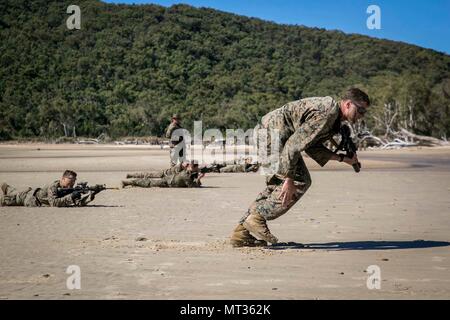 Cpl. Christopher M. Foy, ein Fahrzeug Commander mit kombinierten Anti-Armor Team 1, Waffen, Bataillon Landung Team, 3rd Battalion, 5th Marines, läuft in einem Anschlag im Rahmen der Sofortmaßnahmen bohrt mit Süßwasser-Strand, Shoalwater Bay, Queensland, Australien, während der Übung Talisman Sabre 17, 21. Juli 2017 zu erhalten. Der Zweck der Übungen war die Marines' Antwort auf feindliche Feuer zu verbessern und patrouillieren. Foy ist ein Eingeborener von Roundhill, Virginia. BLT 3/5, die Bodenkampf Element für die 31 Marine Expeditionary Unit, ist die Erkundung modernste Konzepte und Techno Stockfoto