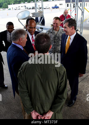 Nord-carolina Gouverneur Roy Cooper und andere Staatsbeamte die Beziehung zwischen North Carolina und die 4 Fighter Wing, 19. Juli 2017, bei Seymour Johnson Air Force Base, North Carolina gemeinsam diskutieren. Bei seinem Besuch, Cooper sprach mit base Führung und Fliegern ein besseres Verständnis der 4 FW-Mission und der kritischen Rolle spielt bei der Bereitstellung von kämpfenden Kommandeure beherrschenden Strike Eagle airpower zu erhalten. (U.S. Air Force Foto von Airman 1st Class Kenneth Boyton) Stockfoto