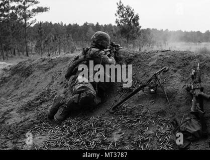 Ein US-Soldat mit Bravo der Firma des Indiana National Guard, 1.BATAILLON, 293 Infanterie Regiment, 76th Infantry Brigade Combat Team Angriffe ein Ziel und in einem live-fire Übung am Joint Readiness Training Center in Fort Polk, Louisiana, 25. Juli 2017 teilnehmen. (U.S. Armee Foto von Master Sgt. Brad Staggs) (Dieses Bild wurde in Schwarz und Weiß von der ursprünglichen Farbe umgewandelt) Stockfoto