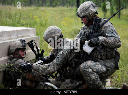 Soldaten mit Bravo der Firma des Indiana National Guard, 1.BATAILLON, 293 Infanterie Regiment, 76th Infantry Brigade Combat Team durchführen mock Triage auf einem "verwundete" Soldat während einer Live-fire Übung am Joint Readiness Training Center in Fort Polk, Louisiana, am Dienstag, 25. Juli. (Foto durch Master Sgt. Brad Staggs, 38th Infantry Division Public Affairs) Stockfoto