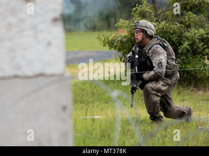 Ein Soldat mit Bravo der Firma des Indiana National Guard, 1.BATAILLON, 293 Infanterie Regiment, 76th Infantry Brigade Combat Team Angriffe ein Ziel und in einem live-fire Übung am Joint Readiness Training Center in Fort Polk, Louisiana, am Dienstag, 25. Juli. (Foto durch Master Sgt. Brad Staggs, 38th Infantry Division Public Affairs) Stockfoto