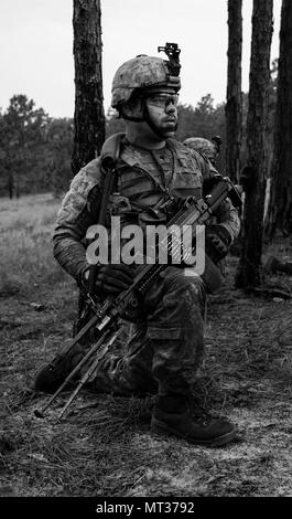 Ein Soldat mit Bravo der Firma des Indiana National Guard, 1.BATAILLON, 293 Infanterie Regiment, 76th Infantry Brigade Combat Team bereitet ein Ziel anzugreifen, während in einem live-fire Übung am Joint Readiness Training Center in Fort Polk, Louisiana, am Dienstag, 25. Juli. (Foto durch Master Sgt. Brad Staggs, 38th Infantry Division Public Affairs) Stockfoto