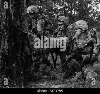 Soldaten mit der Indiana National Guard Bravo Company, 1.BATAILLON, 293 Infanterie Regiment, 76th Infantry Brigade Combat Team in einem live-fire Übung am Joint Readiness Training Center in Fort Polk, Louisiana, am Dienstag, 25. Juli. (Foto durch Master Sgt. Brad Staggs, 38th Infantry Division Public Affairs) Stockfoto