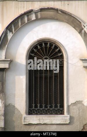 Alte Fenster in einem Abschnitt der Wand, Venedig Stockfoto