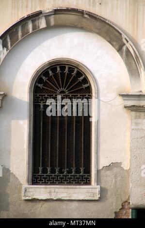 Alte Fenster in einem Abschnitt der Wand, Venedig Stockfoto