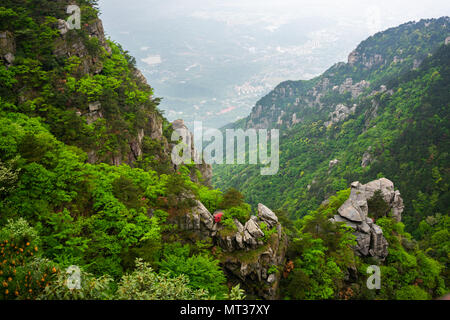 Malerischer Blick auf Lushan National Park Mountain in Jiangxi China mit der Stadt Jiujiang im Hintergrund Stockfoto