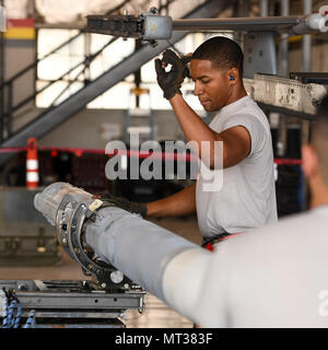 Staff Sgt. Chris White konkurriert in einem vierteljährlichen Last Wettbewerb, Hill Air Force Base, Ohio, 21. Juli 2017. (U.S. Air Force Foto/R. Nial Bradshaw) Stockfoto