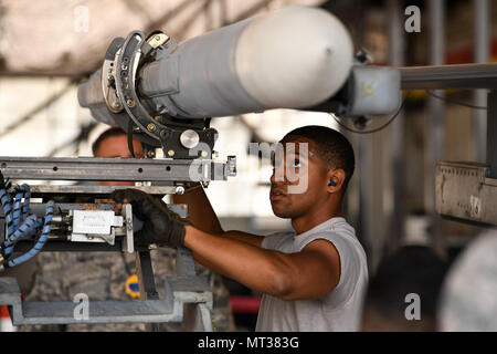 Staff Sgt. Chris White konkurriert in einem vierteljährlichen Last Wettbewerb, Hill Air Force Base, Ohio, 21. Juli 2017. (U.S. Air Force Foto/R. Nial Bradshaw) Stockfoto