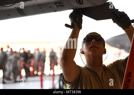 Senior Airman Gabriel Rey konkurriert in einem vierteljährlichen Last Wettbewerb, Hill Air Force Base, Ohio, 21. Juli 2017. (U.S. Air Force Foto/R. Nial Bradshaw) Stockfoto