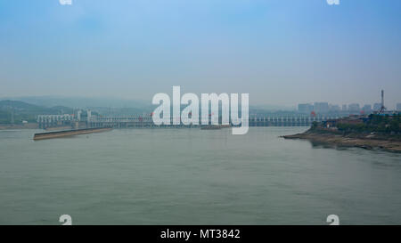 Fernsicht auf die Drei Schluchten Wasserkraftwerk über Yangtze Fluss in Yichang Hubei China Stockfoto