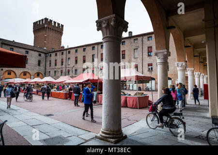 FERRARA, Italien - 01 Mai, 2018: unbekannte Personen auf dem Platz der öffentlichen Markt in der Nähe der Kathedrale von Saint George, Ferrara, Emilia-Romagna, Italien Stockfoto