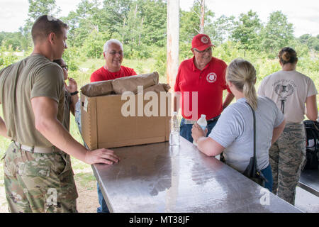 Mitglieder der Heilsarmee Unterstützung der PATRIOT Nord 2017 Training am Fort McCoy, Wisconsin Juli 16, 2017 - Juli 20, 2017 durch die Bereitstellung von Nahrung und Wasser an Soldaten und Piloten in der Ausbildung. Die Heilsarmee führt diese Dienstleistungen und andere, wenn Sie während der realen Welt Notfällen erforderlich. PATRIOT North ist ein Inland Disaster Response Training durch die National Guard Einheiten arbeiten mit Bundes-, Landes- und lokale Emergency Management Agenturen und Ersthelfer durchgeführt. (Air National Guard Foto von 1 Lt Jason Sanchez) # Patriot 17#salvationarmy Stockfoto