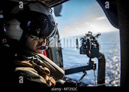 170720-N-NG 136-125 MITTELMEER (20 Juli 2017) Naval Aircrewman (Hubschrauber) 1. Klasse Mario Amaya im Flugbetrieb an Bord eines MH-60S Sea Hawk Hubschrauber zum 'Tridents" der Hubschrauber Meer Combat Squadron (HSC) 9 an Bord der Flugzeugträger USS George H.W. eingeschifft befestigt ist Bush (CVN 77). Das Schiff und seine Carrier strike Group sind die Durchführung von naval Operations in den USA 6 Flotte Bereich der Maßnahmen zur Unterstützung der US-amerikanischen nationalen Sicherheitsinteressen in Europa und Afrika. (U.S. Marine Foto von Mass Communication Specialist Seaman Zachary Wickline/Freigegeben) Stockfoto