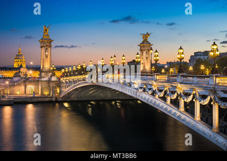 Alexandre III bridge bei nacht in Paris, Frankreich Stockfoto