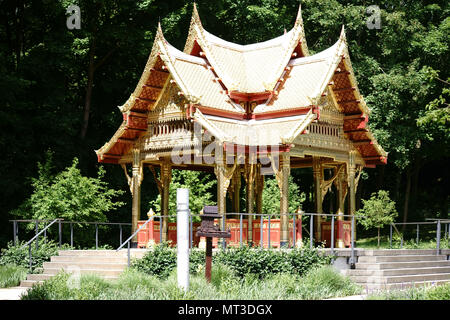 Bad Homburg, Deutschland - 19. Mai 2018: Die thai-sala Pavillon reich mit Gold und Schmuck am Brunnen im Kurpark eingerichtet am 19. Mai, 201 Stockfoto