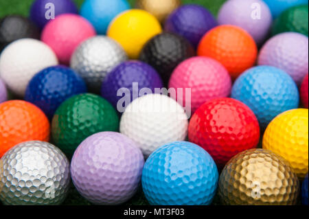 Sortiment von bunten Minigolf oder putt putt Kugeln Stockfoto