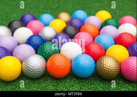 Bunte Minigolf Bälle auf grünen Kunstrasen Stockfoto