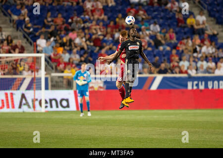 Harrison, NJ. 26 Mai, 2018. CJ Sapong (17) von Philadelphia Union & Tim Parker (26) Red Bulls Kampf für die Kugel während der regelmäßigen MLS Spiel bei Red Bull Arena Spiel endete im Draw 0 - 0 Credit: Lev Radin/Pacific Press/Alamy leben Nachrichten Stockfoto