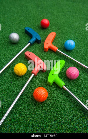 Verschiedene Farben von Minigolf Schläger und Bälle auf Kunstrasen Stockfoto