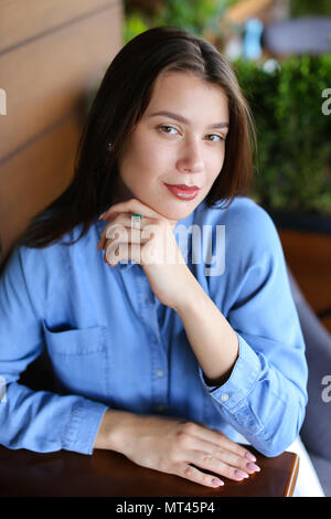 Portrait von schönen Mädchen mit täglichen Make-up, in Jeans Shirt. Stockfoto