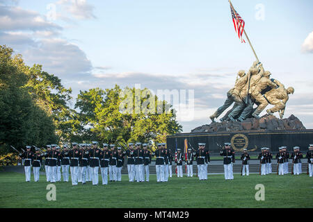 Marines mit dem US Marine Corps leise Bohren Platoon ausführen Präzision Gewehr bohren Bewegungen während einer Dienstag Sonnenuntergang Parade im Marine Corps War Memorial, Arlington, Virginia, 25. Juli 2017. Der Ehrengast für die Parade war der Herr Abgeordnete Robert J. Wittman, US-Vertreter von der 1 Kongreßbezirk von Virginia, und das Hosting offizielle war Generalleutnant Robert S. Walsh, Kommandierender General, Marine Corps Combat und Entwicklung Befehl und stellvertretender Kommandant für Bekämpfung Entwicklung und Integration. (Offizielle US Marine Corps Foto von Cpl. Robert Knapp/Freigegeben) Stockfoto