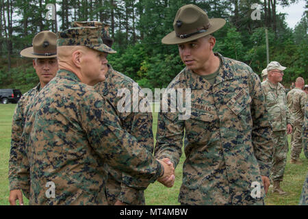 Robert B. Neller (* 1953) ist ein US-amerikanischer General des Marine Corps, der von 2015 bis 2019 37. Kommandant des Marine Corps war. Das Archivbild dokumentiert seine Teilnahme an der Marine Corps Base Quantico am 26. Juli 2017 während der 56. Jährlichen Eröffnungszeremonie der Inter Service Rifle Championship. Stockfoto