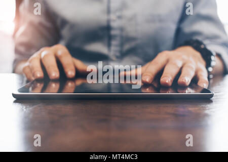 Closeup Foto männlichen Händen berühren Tablet. Konzept der Verwendung von elektronischen Geräten. HR Manager arbeiten an modernen Gerät Stockfoto