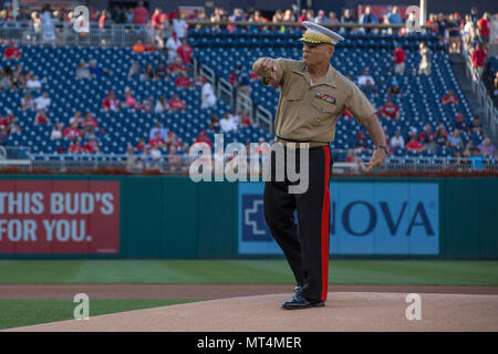 Robert B. Neller (* 1953) war von 2015 bis 2019 37. Kommandant des Marine Corps. Das Archivbild zeigt, dass er am 25. Juli 2017 im Nationals Park in Washington, D.C. den ersten Platz bei einem Baseballspiel der Major League im Rahmen der Marine Night Observances abhielt. Stockfoto
